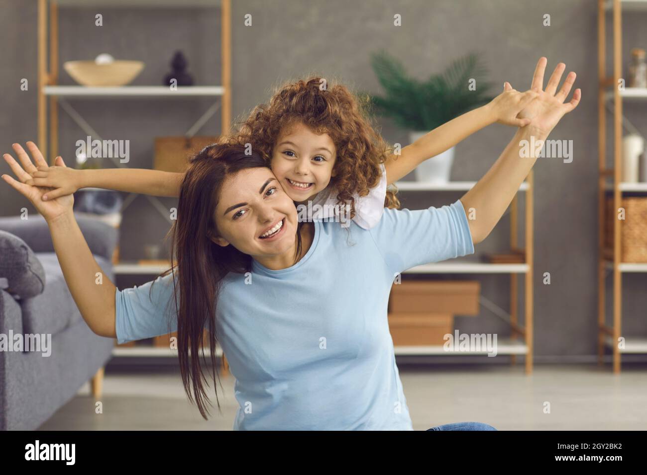 Portrait d'une maman heureuse et de sa petite fille mignonne jouant et s'amusant à la maison Banque D'Images