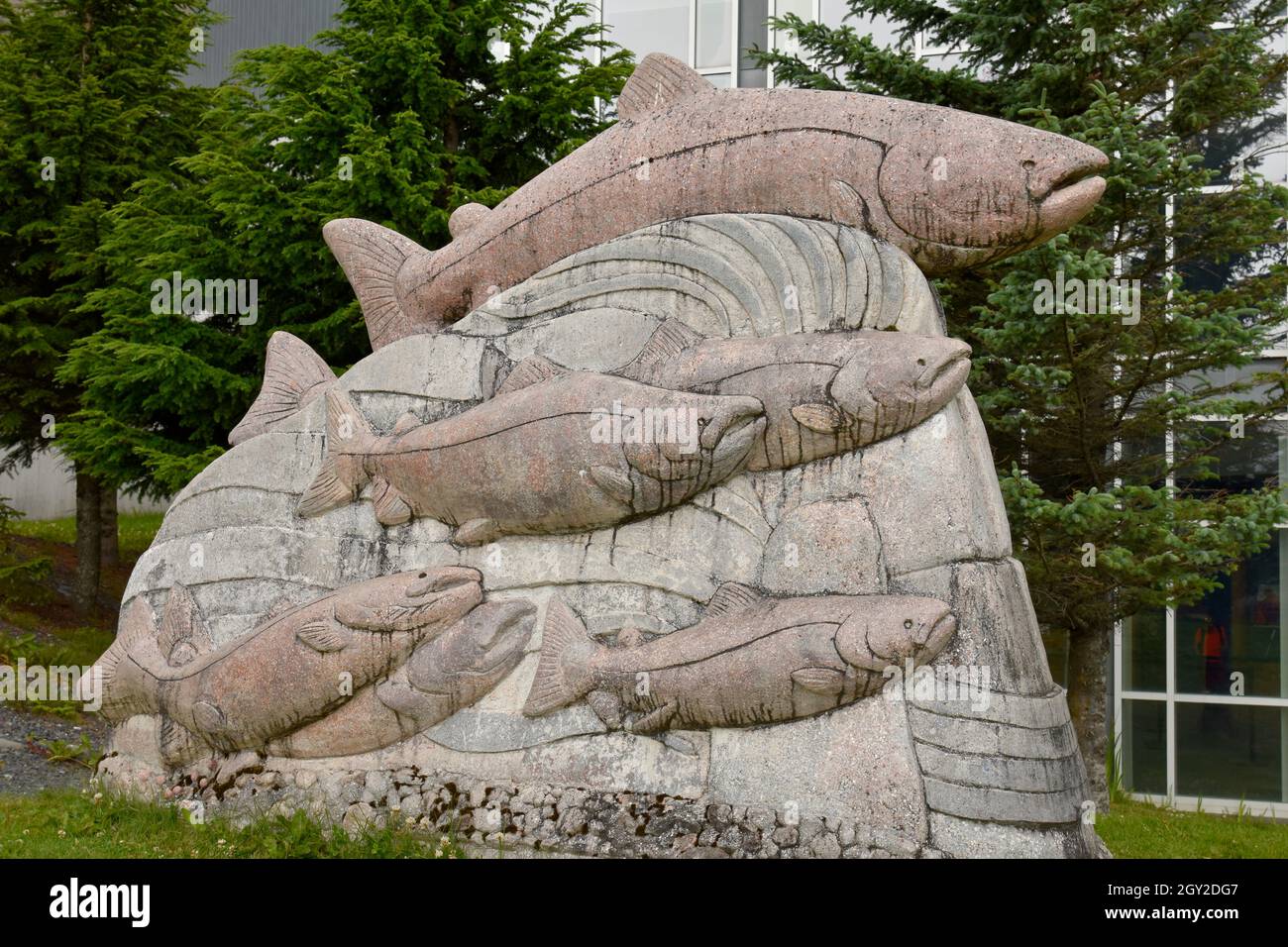 Monument en pierre de Salmon Run, Alaska Sealife Centre, Seward, Alaska, États-Unis Banque D'Images