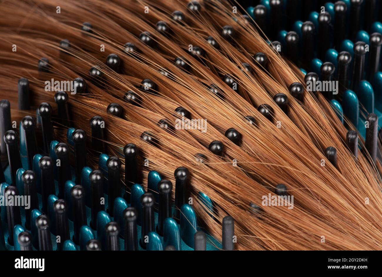 Brosse lissante électrique avec cheveux rouges Banque D'Images