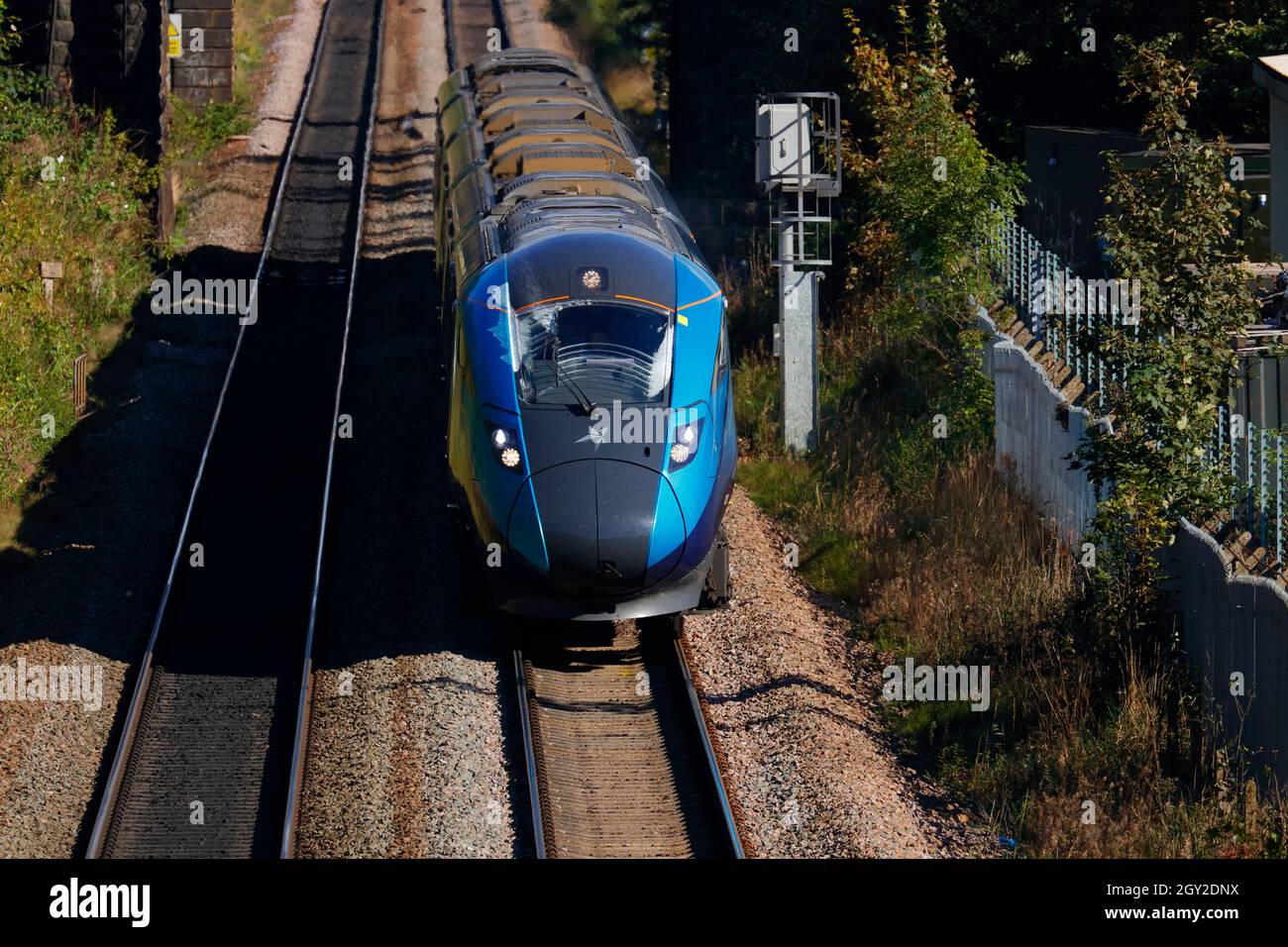 Un train Azuma à Leeds utilisant le lave-glace et les essuie-glaces Banque D'Images