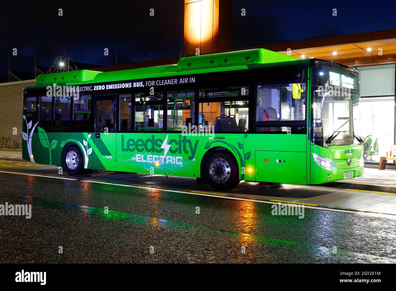 Un bus 100 % électrique qui fonctionne dans le parc entièrement alimenté par l'énergie solaire récemment ouvert et qui se trouve à Stourton à Leeds - West Yorkshire, Royaume-Uni Banque D'Images