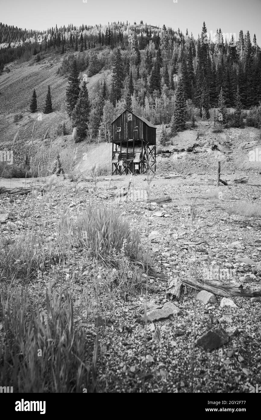 Noir et blanc de terrain désertique et de montagnes avec construction minière à distance Banque D'Images