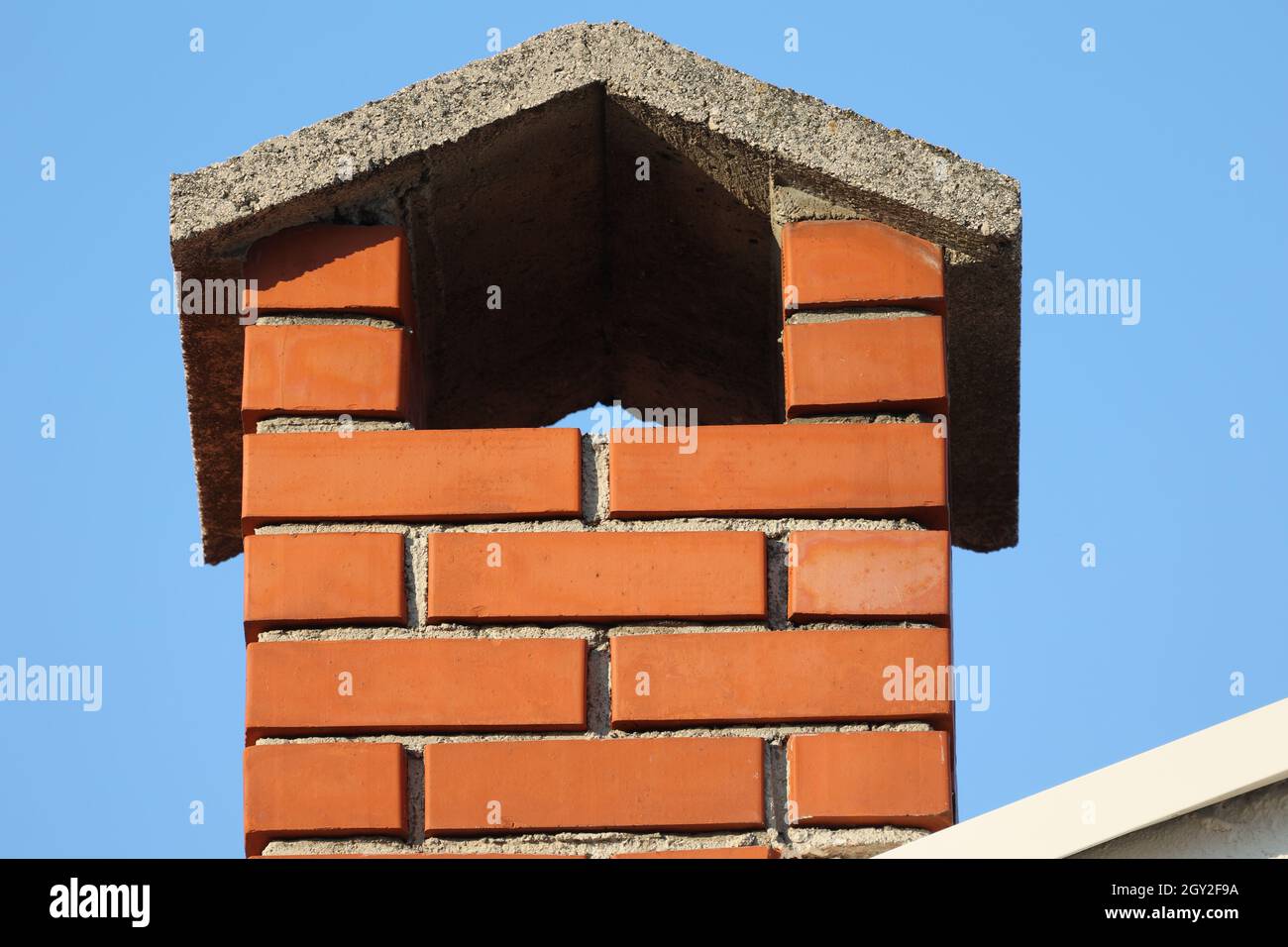 Cheminée en briques sur le toit de la maison. Banque D'Images