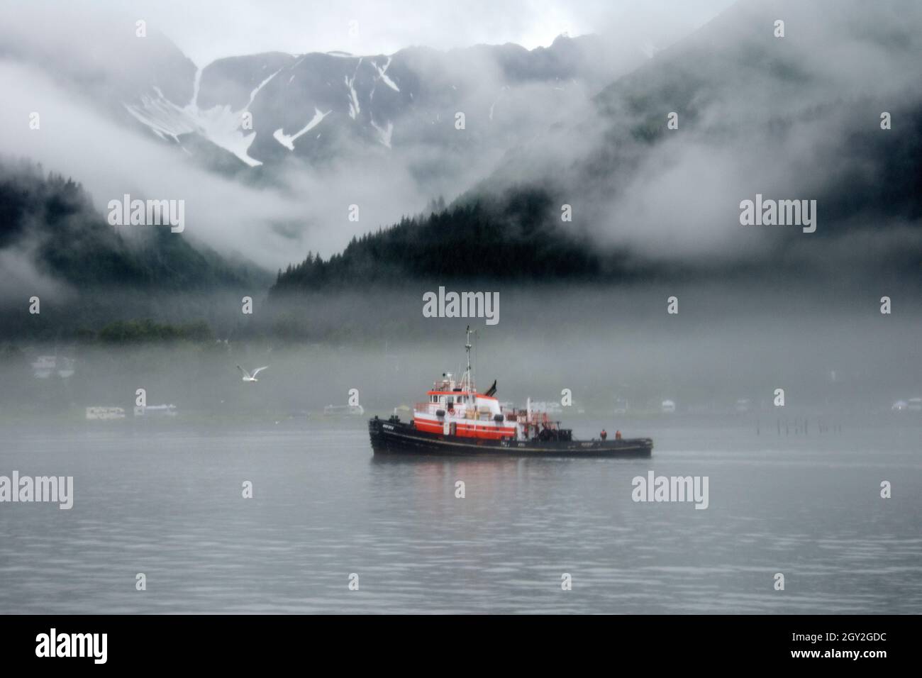 Le bateau s'approche du port de Seward, Seward, Alaska, États-Unis Banque D'Images