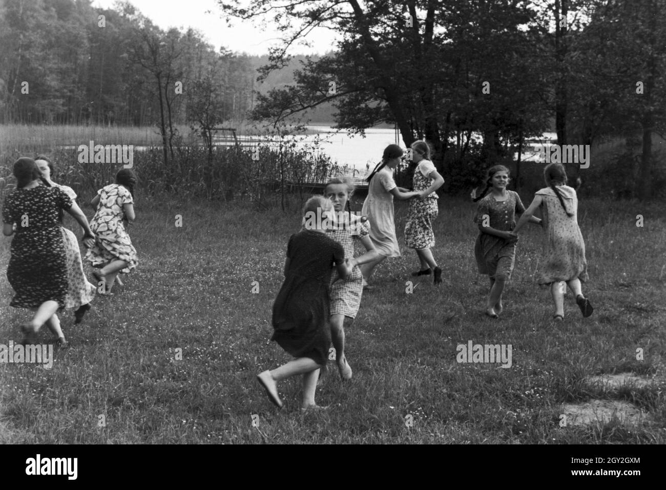 Unterricht im Freien an der von Adolf Reichwein geleiteten dans Landschule Tiefensee, Deutschland 1930 er Jahre. Classes de plein air à l'école rurale à Tiefensee dirigé par Adolf Reichwein, Allemagne 1930. Banque D'Images