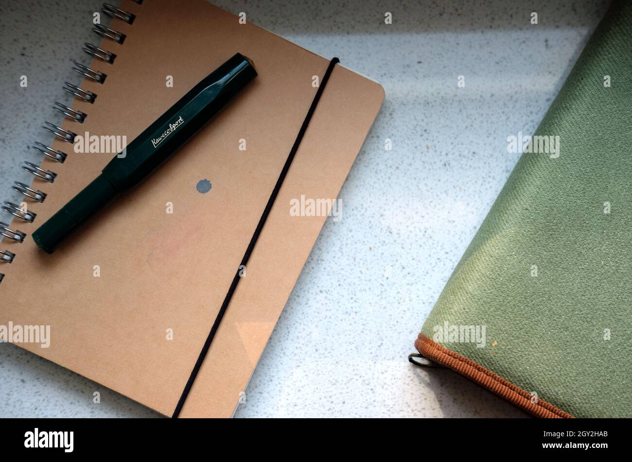 Lublin, Pologne.Septembre 15 2021.Stylo à plume Kaweco Sport, carnet en papier recyclé et poche sur table - vue du dessus. Banque D'Images
