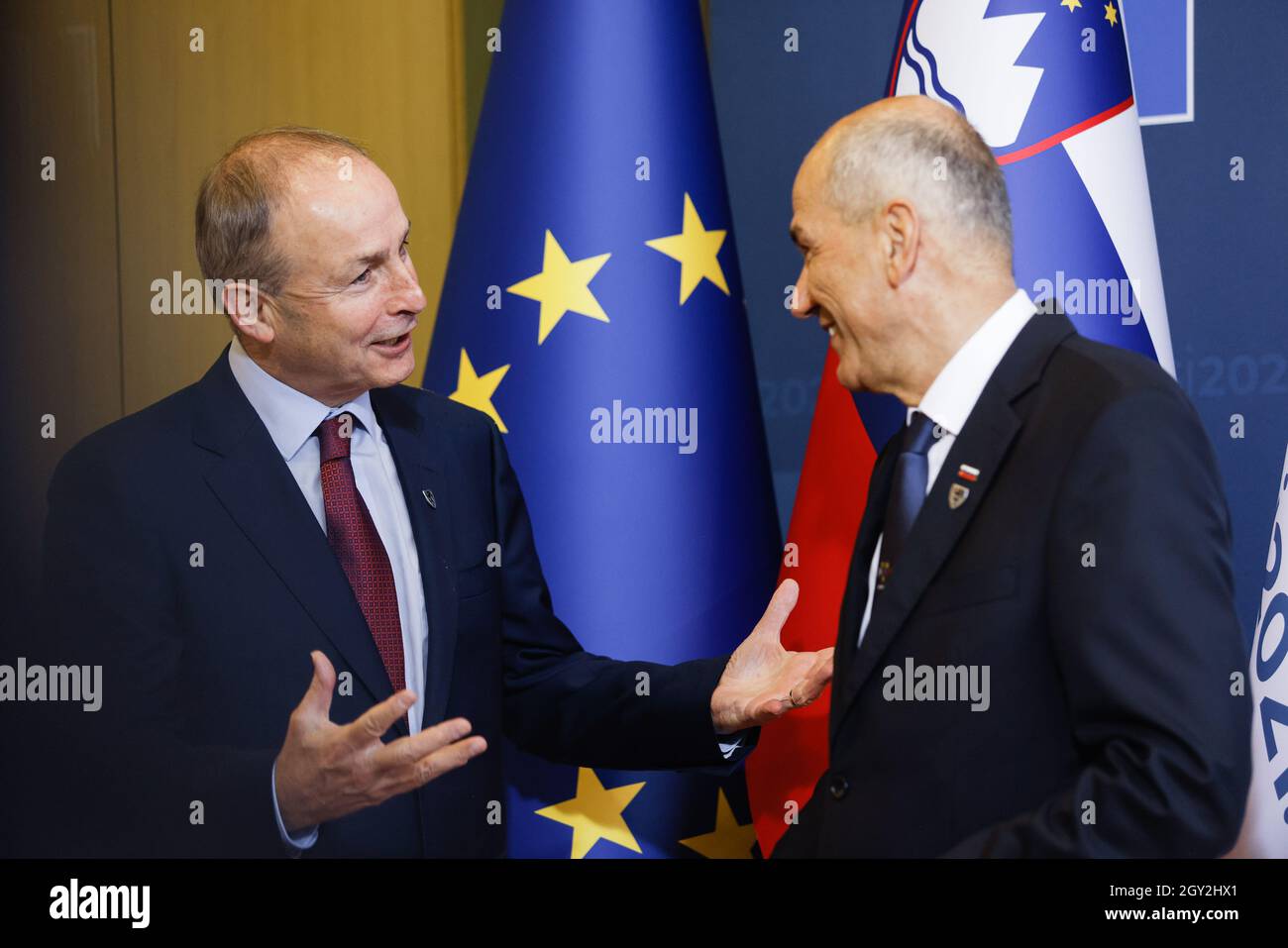 Brdo PRI Kranju, Slovénie. 06e octobre 2021. Le Premier ministre slovène Janez Jansa (R) souhaite la bienvenue au Premier ministre irlandais Micheal Martin (L), lorsqu'il arrive au sommet UE-Balkans occidentaux à Brdo pri Kranju. Crédit : SOPA Images Limited/Alamy Live News Banque D'Images