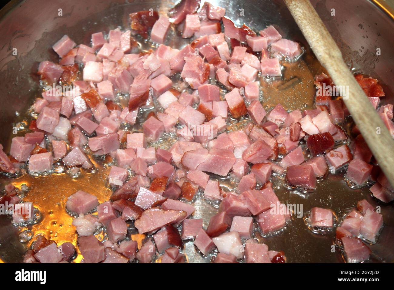 Faire frire les cubes de bacon dans une poêle Banque D'Images