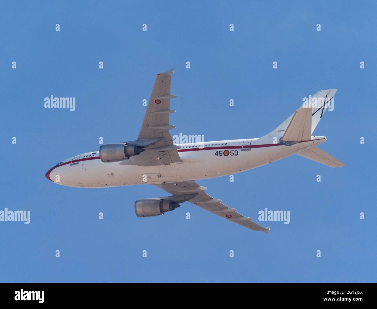 Madrid, Espagne. 29 septembre 2021. Un Airbus A310 de l’Armée de l’Air espagnole lors de la répétition du Flycast de l’Armée de l’Air espagnole de différents types d’avions au-dessus du ciel de Madrid préparant les célébrations de la Journée nationale espagnole qui aura lieu le 12 octobre. © Valentin Sama-Rojo/Alamy Live News. Banque D'Images