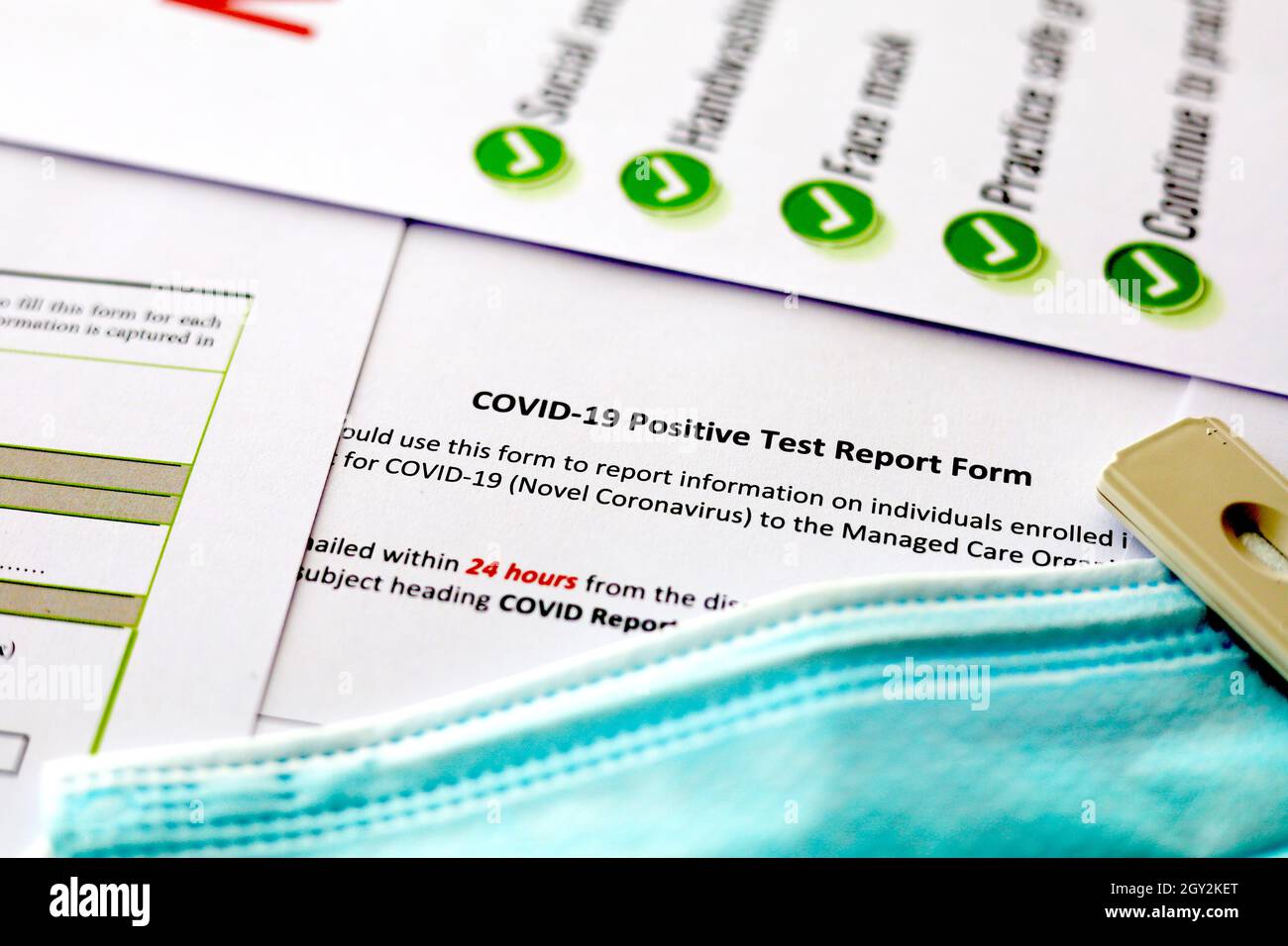 Formulaire de rapport de test positif Covid 19 avec équipement médical Banque D'Images