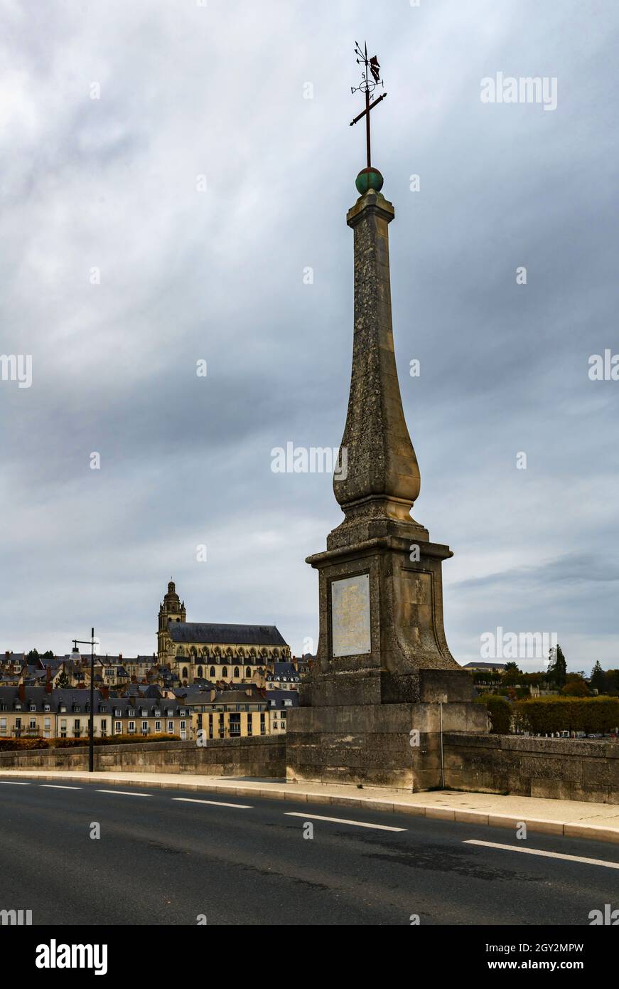 Colonne sur le pont Jacques Gabriel au-dessus de la Loire à Blois Banque D'Images