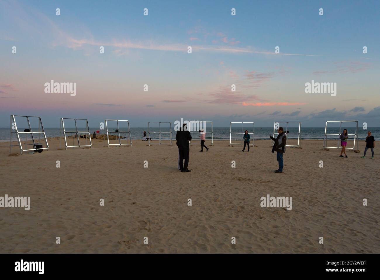 Sandbanks, Poole, Dorset Royaume-Uni. 6 octobre 2021. Le Conseil de la Grande indécision de l'artiste visuel Romain Tardy, qui fait partie du Festival des Arts de Bournemouth by the Sea avec le thème de cette année 'Connect' exposé sur la plage de Sandbanks. Une installation de lumière et de son à grande échelle avec un cercle de lumière, de mots, de chants mystiques générés par ordinateur et de musique composée par l'artiste sonore Loran Delforge. Crédit : Carolyn Jenkins/Alay Live News Banque D'Images