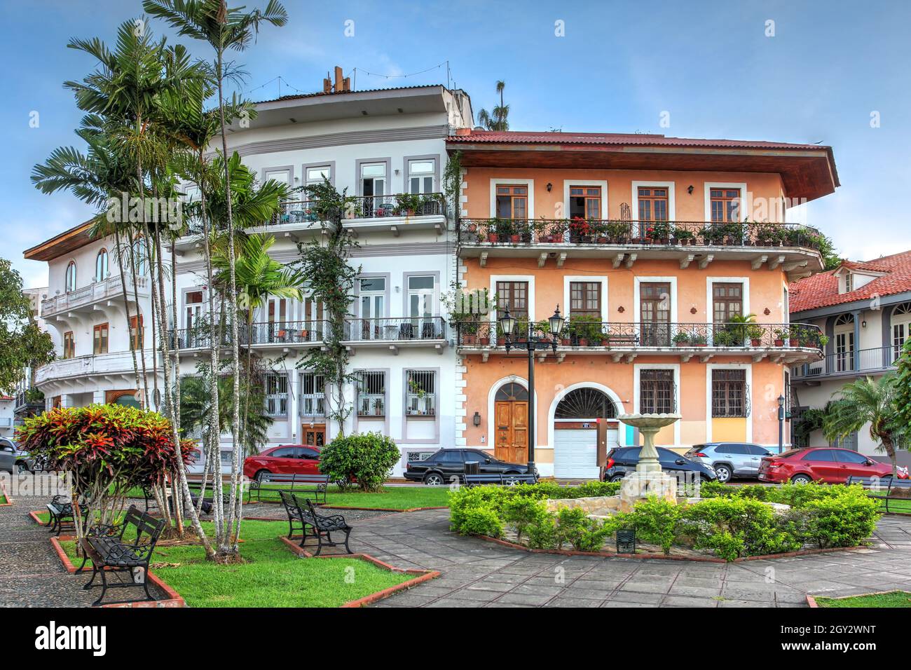 Anciennes maisons coloniales à Casco Antiguo, Panama.La maison orange est appelée la Maison des lames de Ruben, un chanteur, acteur et politicien panaméen. Banque D'Images