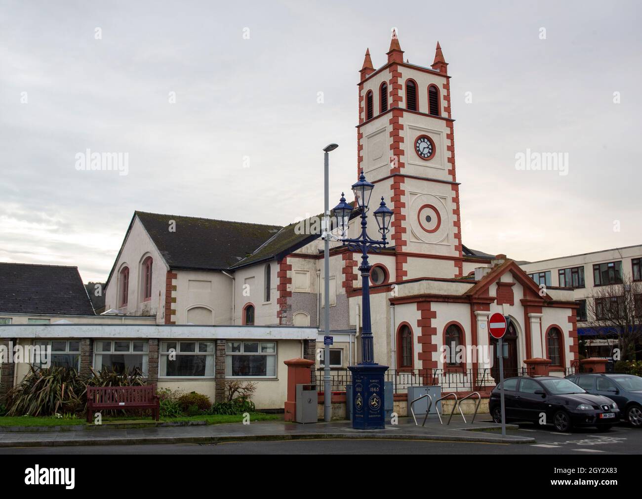 Église Saint-Paul, Ramsey, Île de Man consacrée en 1822, avec une tour carrée centrale et des pierres d'angle et des pinnacles en grès rouge. Banque D'Images