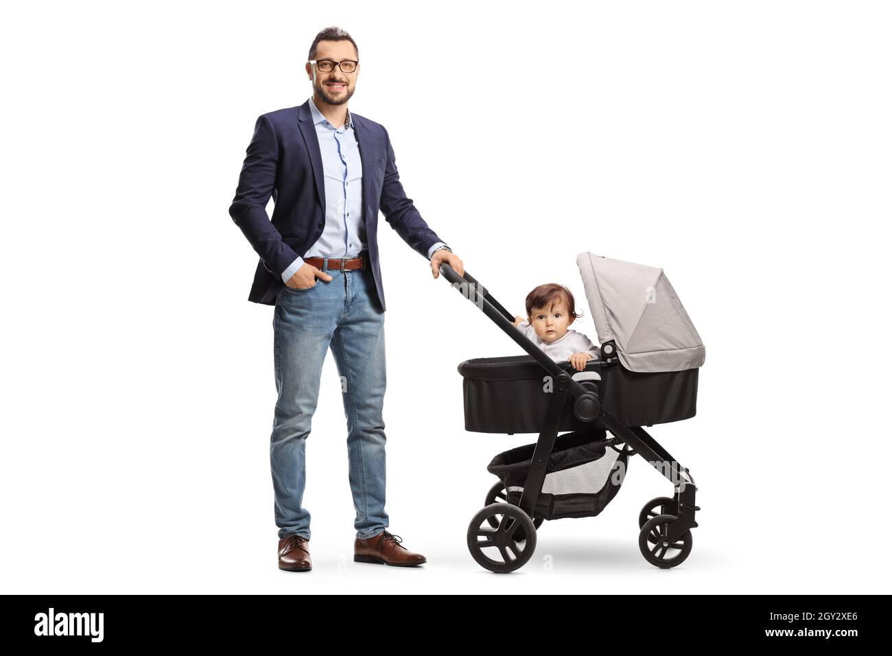 Prise de vue en longueur d'un père debout avec un bébé dans un chariot isolé sur fond blanc Banque D'Images