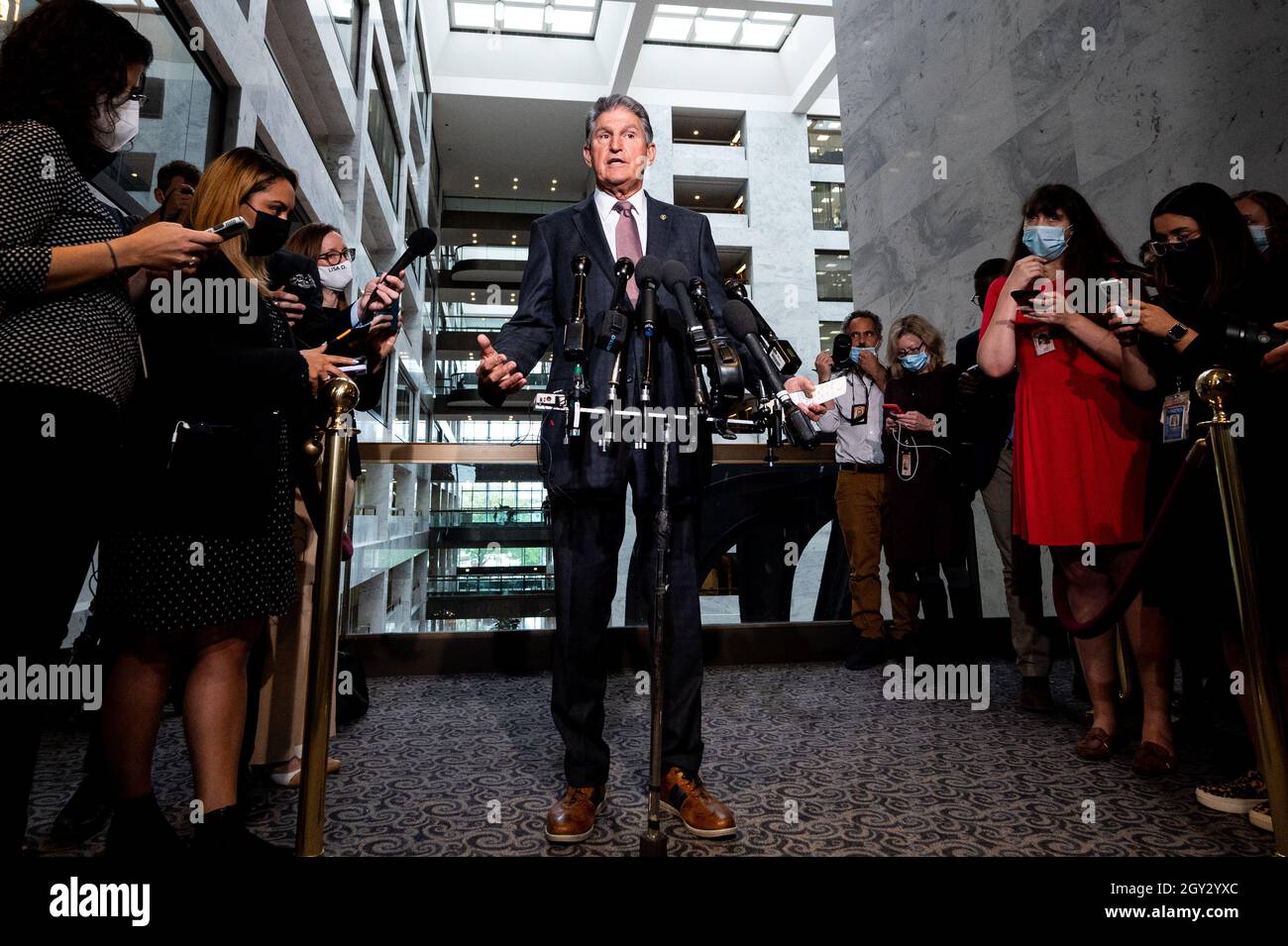 Washington, États-Unis. 06e octobre 2021. Le sénateur américain Joe Manchin (D-WV) prend la parole lors d'une conférence de presse. Crédit : SOPA Images Limited/Alamy Live News Banque D'Images