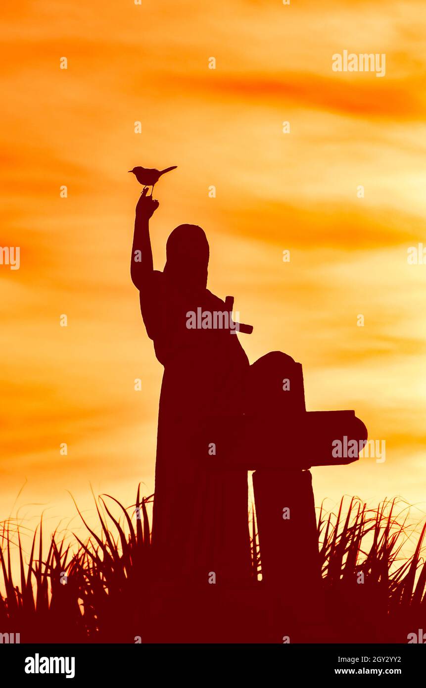 Un oiseau est assis sur la main tendue d'un ange silhoueted au cimetière St. Patrick No. 2, 14 novembre 2015, à la Nouvelle-Orléans, Louisiane. Banque D'Images Un oiseau est assis sur la main tendue d'un ange silhoueted au cimetière St. Patrick No. 2, 14 novembre 2015, à la Nouvelle-Orléans, Louisiane. Banque D'Images