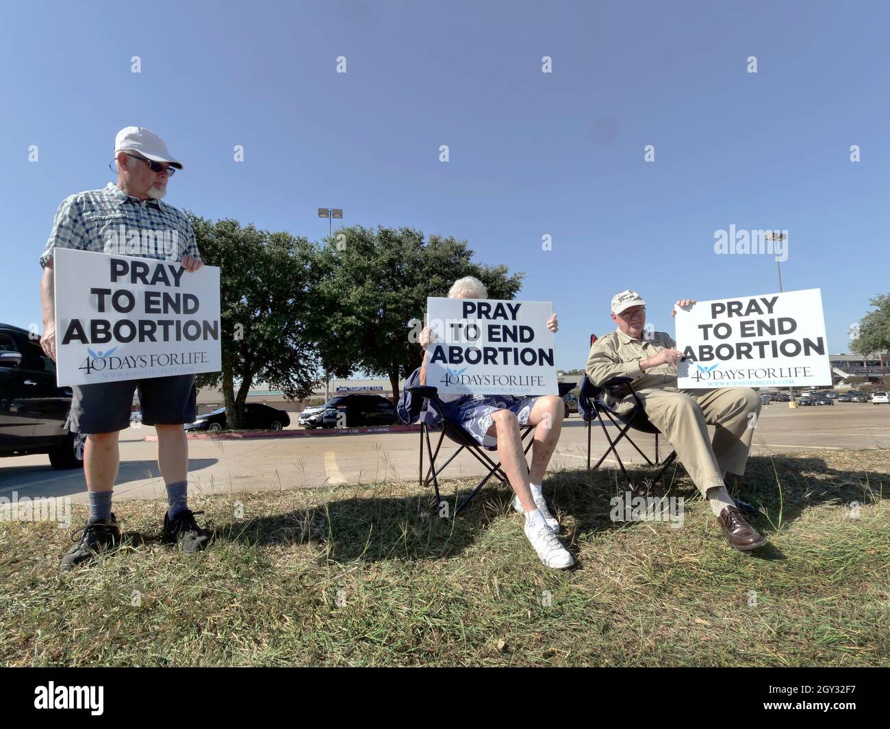 Planned Parenthood clinis dans le centre commercial le long de l'I-35e à Denton, Texas est picked par la veillée de prière '40 Days for Life'. Les résidents du Texas ont commencé à protester le 16 septembre et seront pickés jusqu'à la fin du mois d'octobre. Quarante jours. Activiste anti-avortement ils estiment que le Govenor du Texas Abbott est un homme merveilleux. Banque D'Images