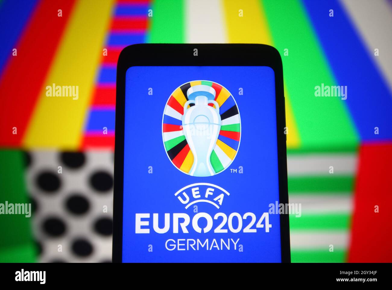 Sur cette photo, le logo de l'UEFA Euro 2024 (Championnat d'Europe de football 2024 de l'UEFA) est visible sur l'écran d'un smartphone. Banque D'Images
