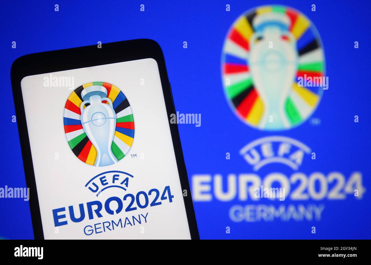 Dans cette illustration, le logo de l'UEFA Euro 2024 (Championnat d'Europe de football 2024 de l'UEFA) est visible sur un smartphone et un écran de pc. Banque D'Images