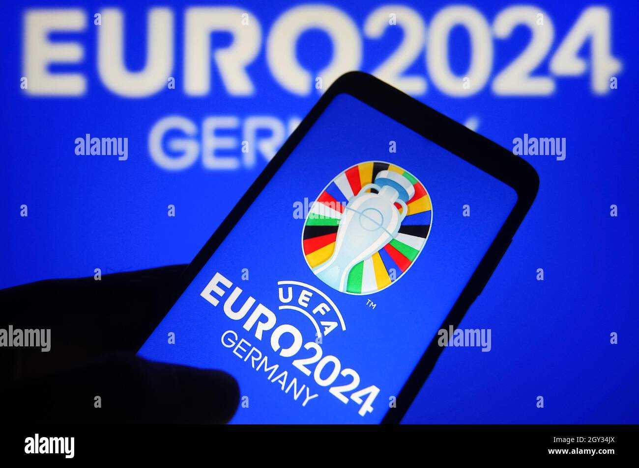 Sur cette photo, le logo de l'UEFA Euro 2024 (Championnat d'Europe de football 2024 de l'UEFA) est visible sur un smartphone. Banque D'Images