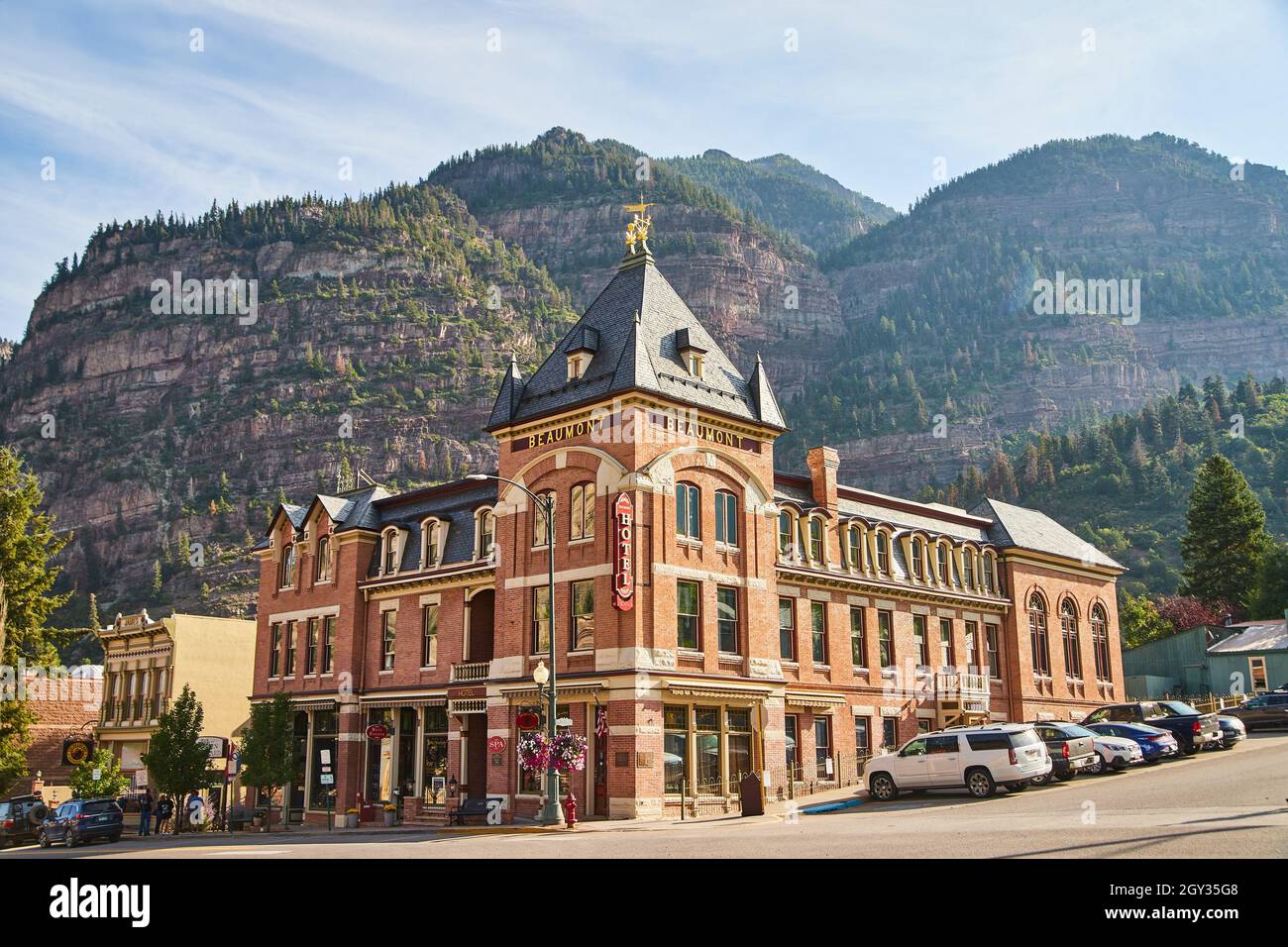 Hôtel restauré d'époque niché contre les montagnes du Colorado Banque D'Images
