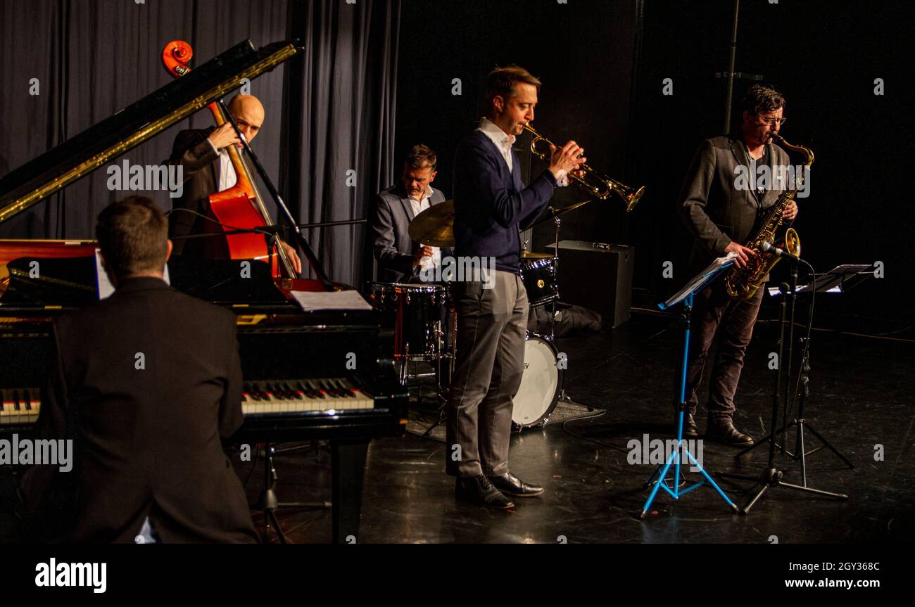 Rob Barron, Giorgo Santoniou, Matt Home, Steve Fishwick, Herwig Gradischnig avec la musique d'Elmo Hope Quintet au Herts Jazz Club, St Albans Banque D'Images