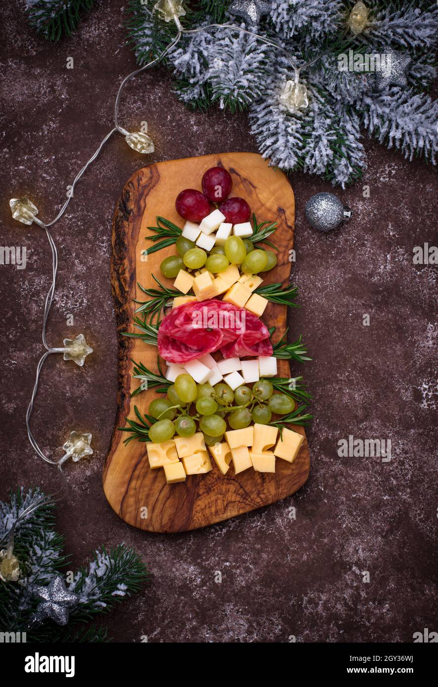 Assiette de hors-d'œuvre en forme d'arbre de Noël Photo Stock - Alamy