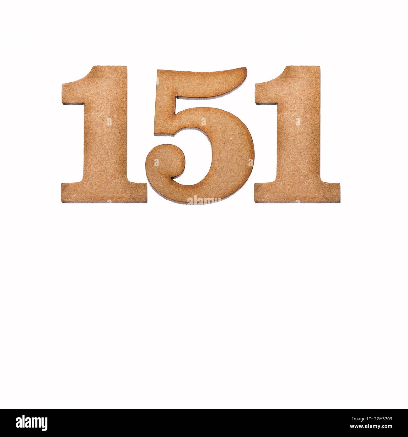 Numéro 151 - morceau de bois isolé sur fond blanc Banque D'Images