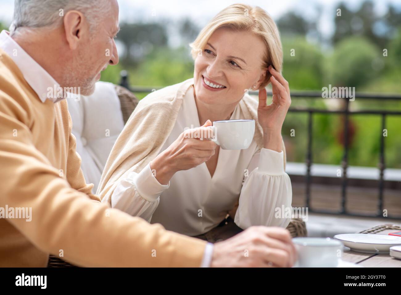 Femme ayant une conversation avec son conjoint masculin au petit déjeuner Banque D'Images