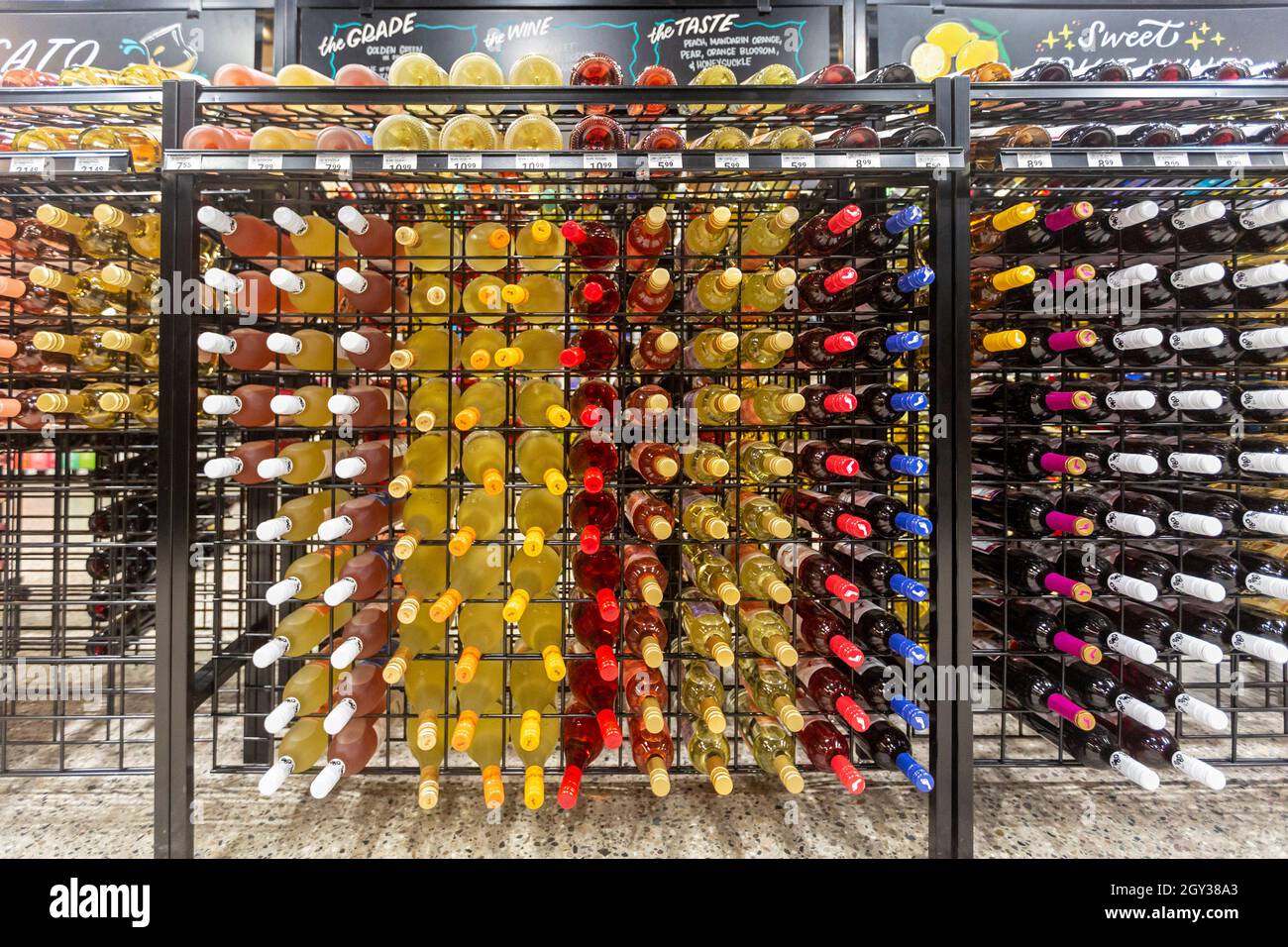 Detroit, Michigan - bouteilles de vin au Rivertown Market, un supermarché plus petit exploité par la chaîne Meijer dans le centre-ville de Detroit.Le magasin est o Banque D'Images