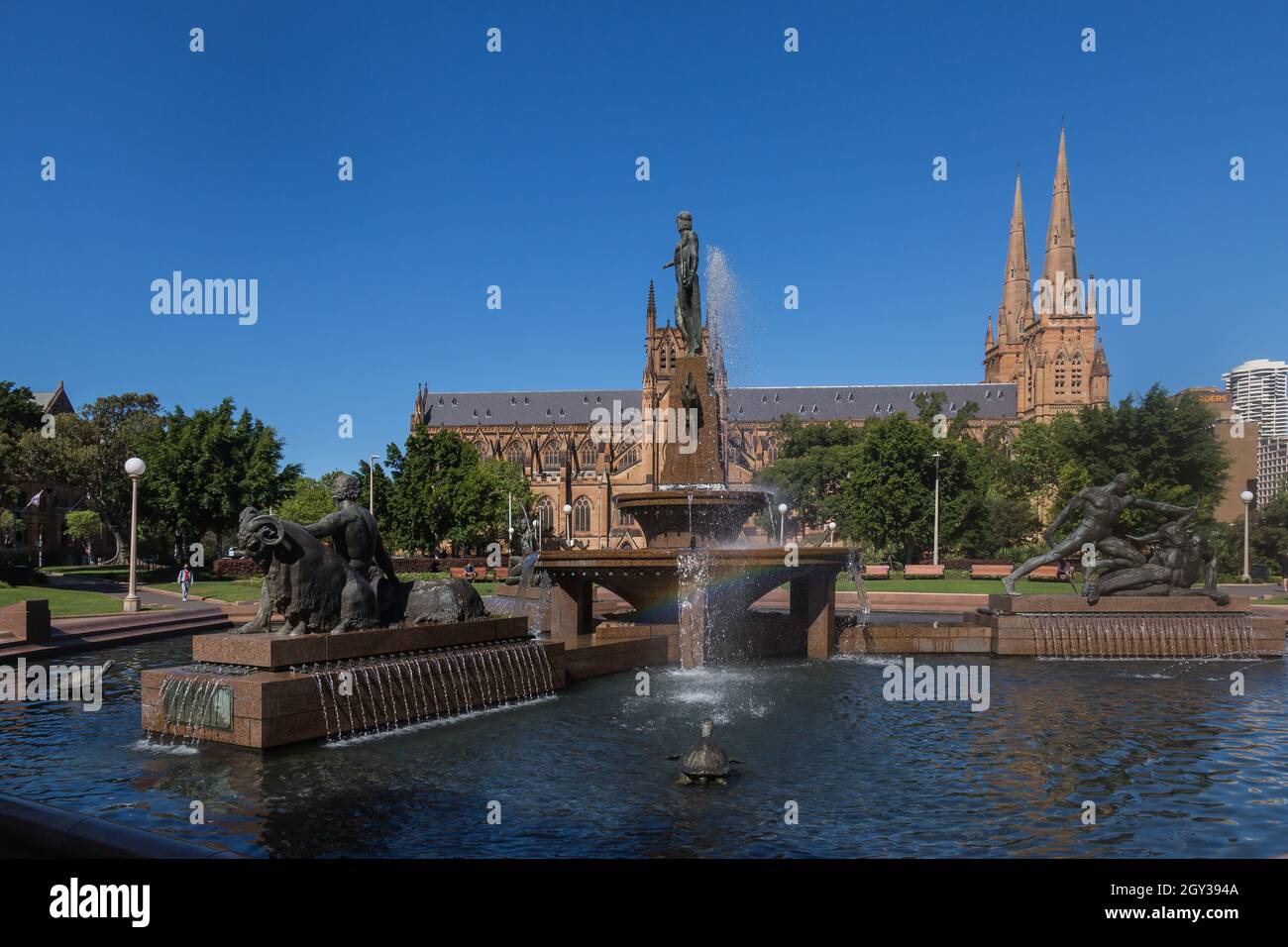 Sydney, Australie. Mercredi 6th octobre 2021. Le quartier central des affaires de Sydney est encore très calme, car Sydney se prépare à rouvrir le lundi 11th octobre. Aujourd'hui, la Nouvelle-Galles du Sud a atteint un objectif de vaccination à double dose de 70 pour cent. La fontaine Archibald et la cathédrale Sainte-Marie. Crédit : Paul Lovelace/Alamy Live News Banque D'Images