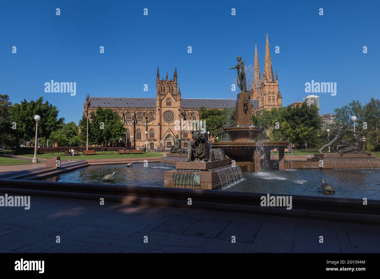 Sydney, Australie. Mercredi 6th octobre 2021. Le quartier central des affaires de Sydney est encore très calme, car Sydney se prépare à rouvrir le lundi 11th octobre. Aujourd'hui, la Nouvelle-Galles du Sud a atteint un objectif de vaccination à double dose de 70 pour cent. La fontaine Archibald et la cathédrale Sainte-Marie. Crédit : Paul Lovelace/Alamy Live News Banque D'Images