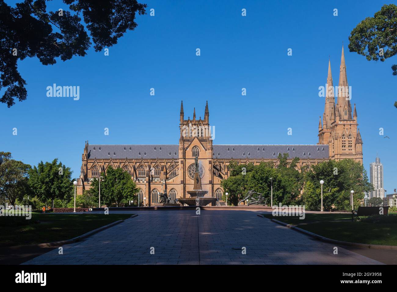 Sydney, Australie. Mercredi 6th octobre 2021. Le quartier central des affaires de Sydney est encore très calme, car Sydney se prépare à rouvrir le lundi 11th octobre. Aujourd'hui, la Nouvelle-Galles du Sud a atteint un objectif de vaccination à double dose de 70 pour cent. Cathédrale St Mary, Hyde Park. Crédit : Paul Lovelace/Alamy Live News Banque D'Images