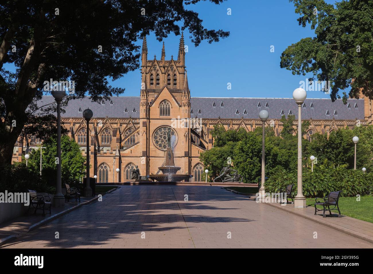 Sydney, Australie. Mercredi 6 octobre 2021. Le quartier central des affaires de Sydney est toujours très calme alors que Sydney se prépare à rouvrir le lundi 11 octobre. Aujourd'hui, la Nouvelle-Galles du Sud a atteint un objectif de vaccination à double dose de 70 pour cent. Cathédrale Sainte-Marie, Hyde Park. Crédit : Paul Lovelace/Alamy Live News Banque D'Images