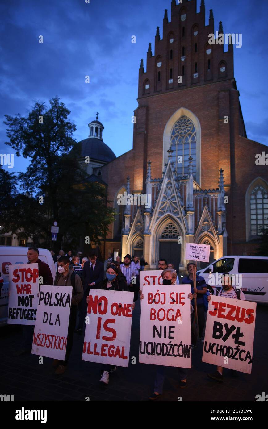 Cracovie, Pologne.05e octobre 2021.Les manifestants de l'attaque contre la situation à la frontière entre la Pologne et le Bélarus sont dans les rues, tenant des pancartes exprimant leur opinion tout en criant des slogans tels que « Jezus était un réfugié », pendant la manifestation.La Pologne pour tout le monde ou personne n'est illégale.Crédit : SOPA Images Limited/Alamy Live News Banque D'Images