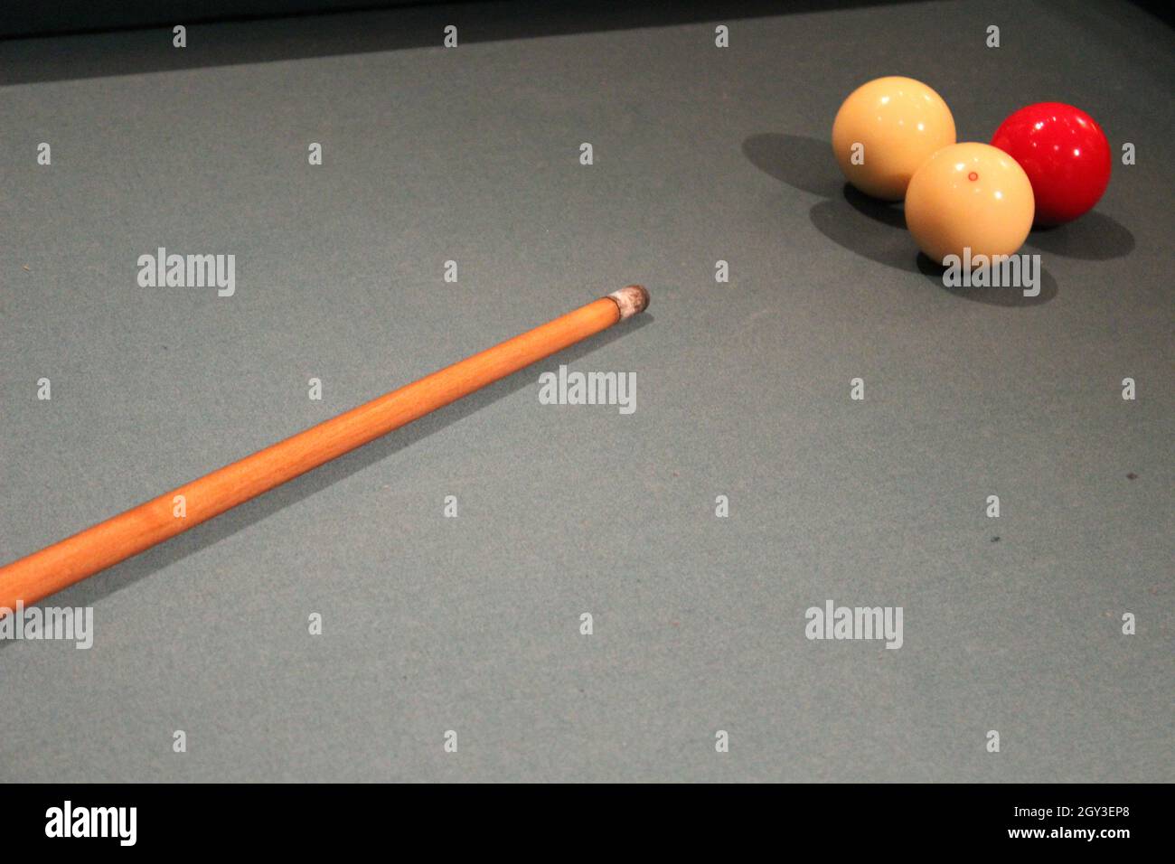 Table de billard avec trois boules et un bâton de repère Photo Stock - Alamy
