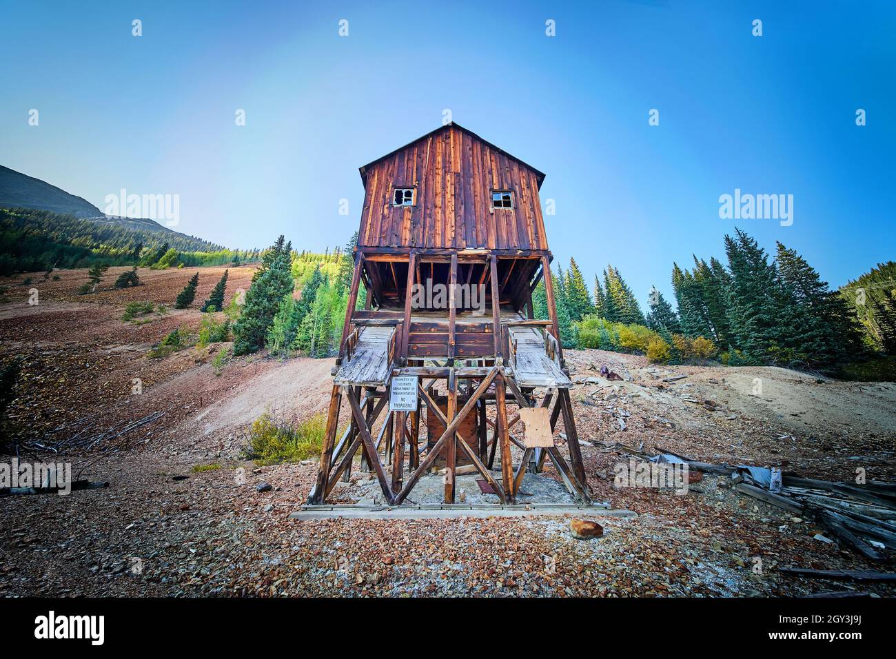 Ancien bâtiment d'exploitation minière du bois abandonné niché dans les montagnes vides Banque D'Images