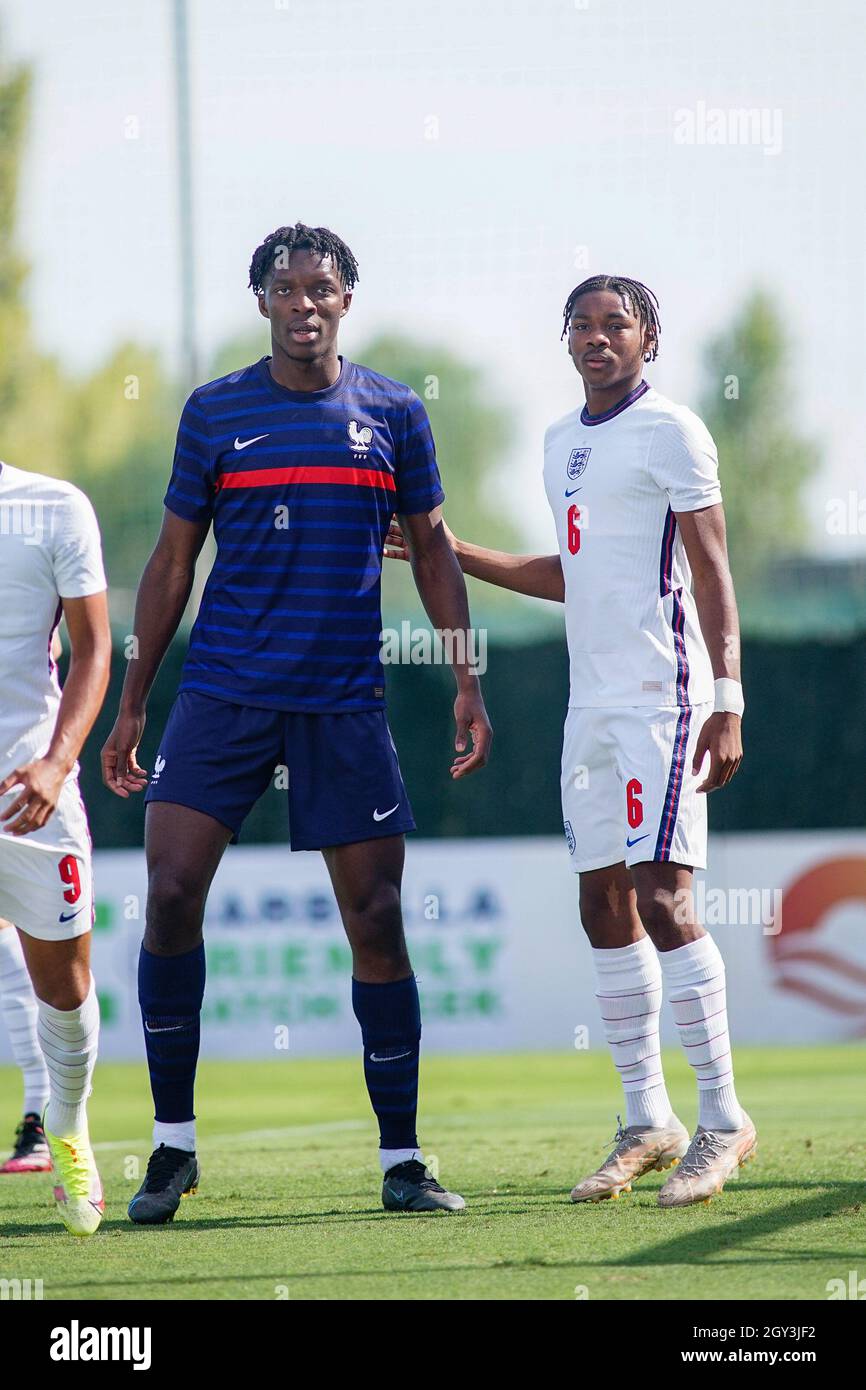 Marbella, Espagne.02 octobre 2021.Souleymane Isaak Toure (L) de France et Jamal Baptiste (R) d'Angleterre en action pendant le match amical U19 de France contre l'Angleterre au centre de football de Marbella.(Note finale: France 3:1 Angleterre) (photo de Francis Gonzalez/SOPA Images/Sipa USA) crédit: SIPA USA/Alay Live News Banque D'Images