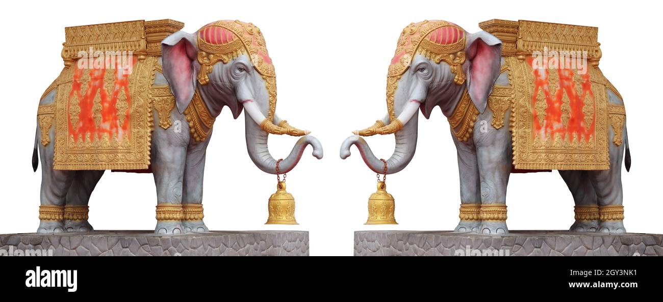 Deux sculptures décoratives d'éléphant colorées isolées sur fond blanc Banque D'Images