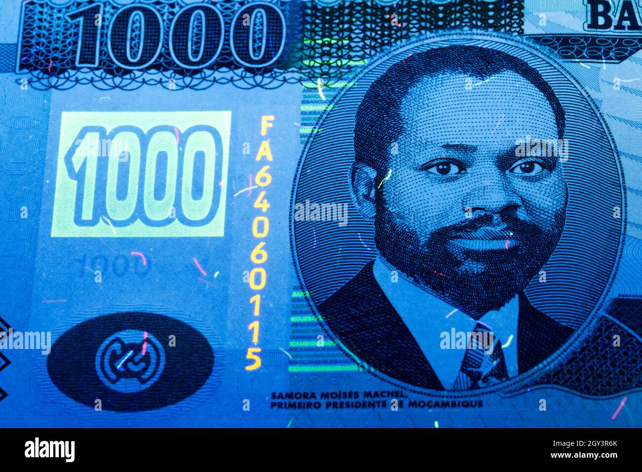 L'argent mozambicain - metical en rayons UV Banque D'Images