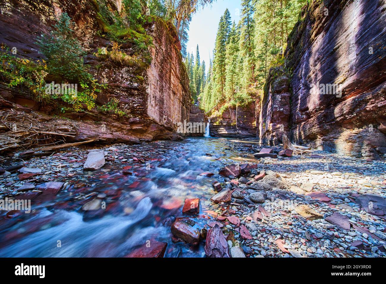 Vue sur le fond d'un canyon profond avec une rivière peu profonde de rochers colorés Banque D'Images