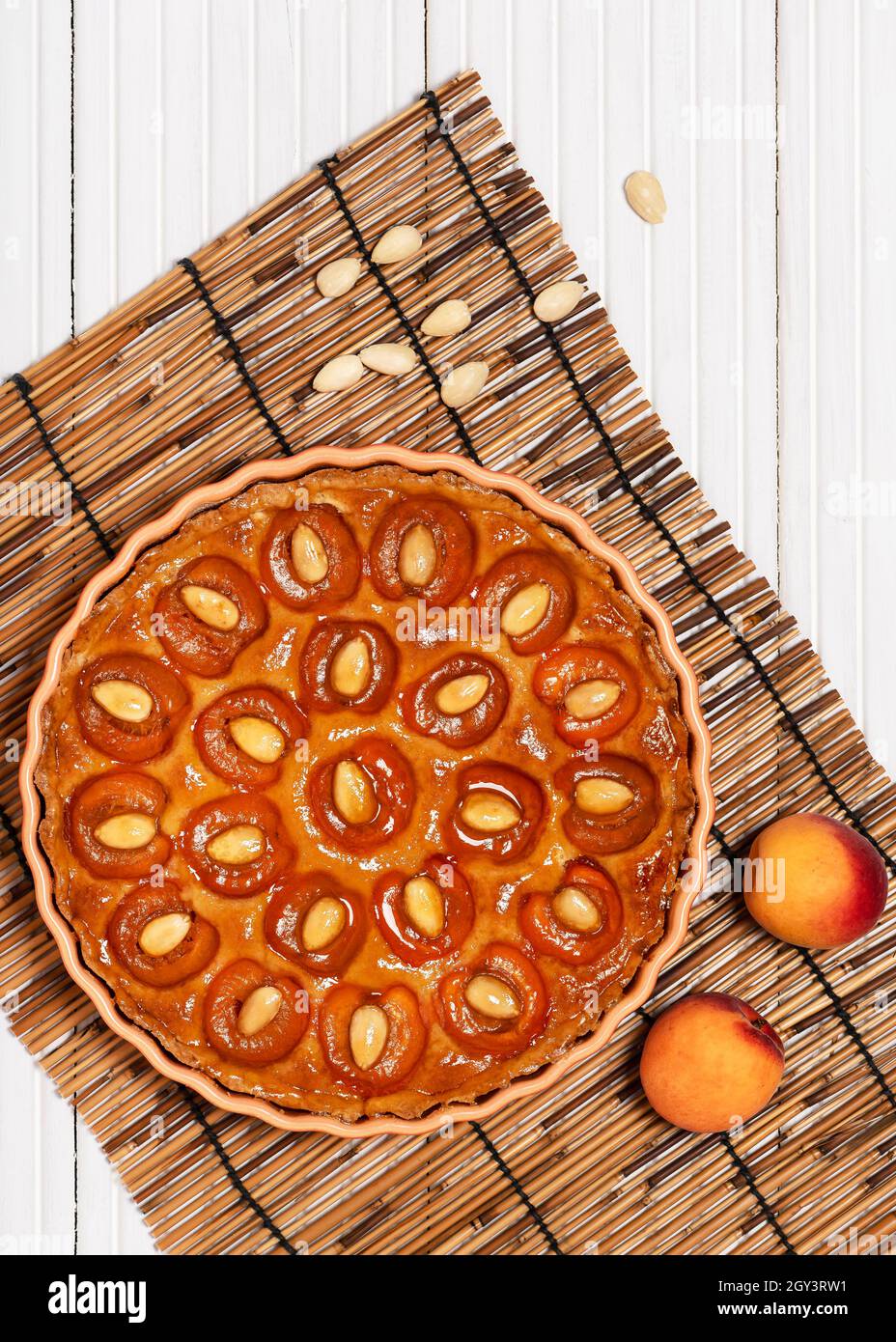 Vue de dessus de la délicieuse tarte aux abricots maison avec des noix d'amande.Concept de nourriture douce.Copier l'espace. Banque D'Images