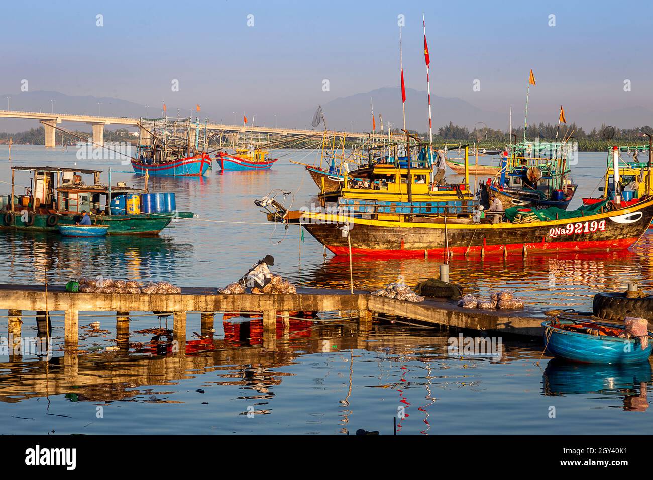 Un groupe de bateaux de pêche dans les eaux côtières du village de pêcheurs de Ben do Duy Hai. Banque D'Images