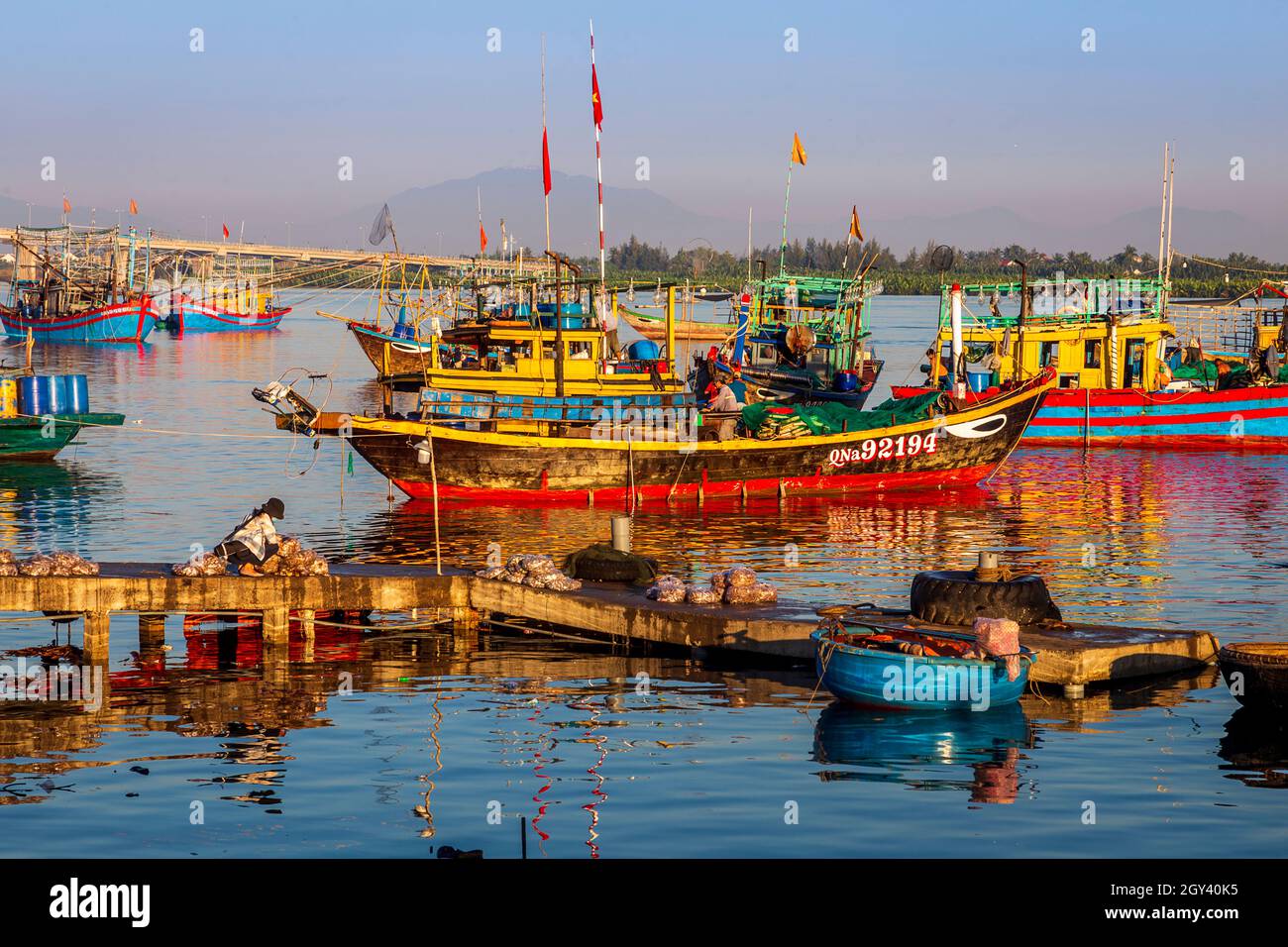 Jetée de pêche au village de pêche Ben Duy Hai avec bateaux de pêche colorés alignés. Banque D'Images
