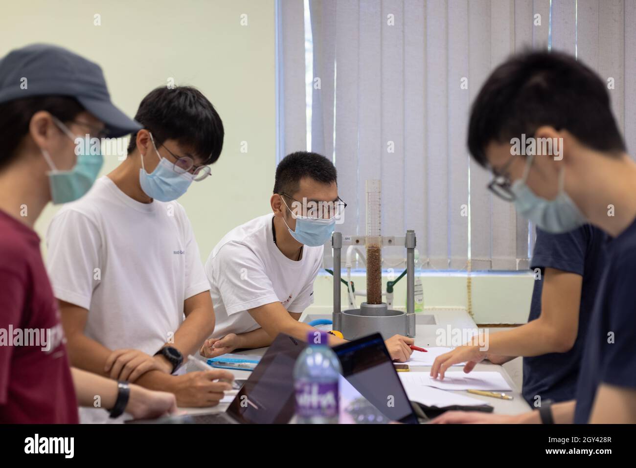 10 4 2021 Groupe de jeunes élèves effectuent des tests hydrauliques d'échantillons de sol, notez et analysez les données à l'aide d'un bloc-notes, d'un ordinateur, d'une tablette, d'un téléphone, d'une calculatrice en classe Banque D'Images