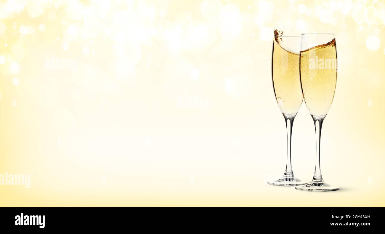 Carte De Vœux De Noel Ou De Joyeux Anniversaire Avec Verres A Champagne Et Fond Bokeh Carte De Conge Avec Espace De Copie Photo Stock Alamy Carte De Vœux De Noel Ou De Joyeux Anniversaire Avec Verres A Champagne Et Fond Bokeh Carte De Conge Avec Espace De Copie Photo Stock Alamy