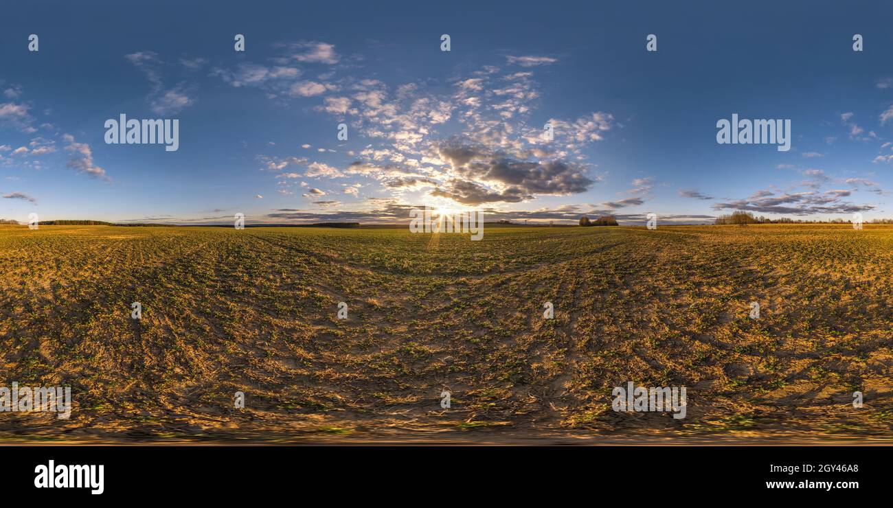 Panorama hdri du soir 360 vue parmi les champs d'élevage avec nuages de coucher de soleil en projection sphérique équirectangulaire, prêt pour VR AR réalité virtuelle conten Banque D'Images