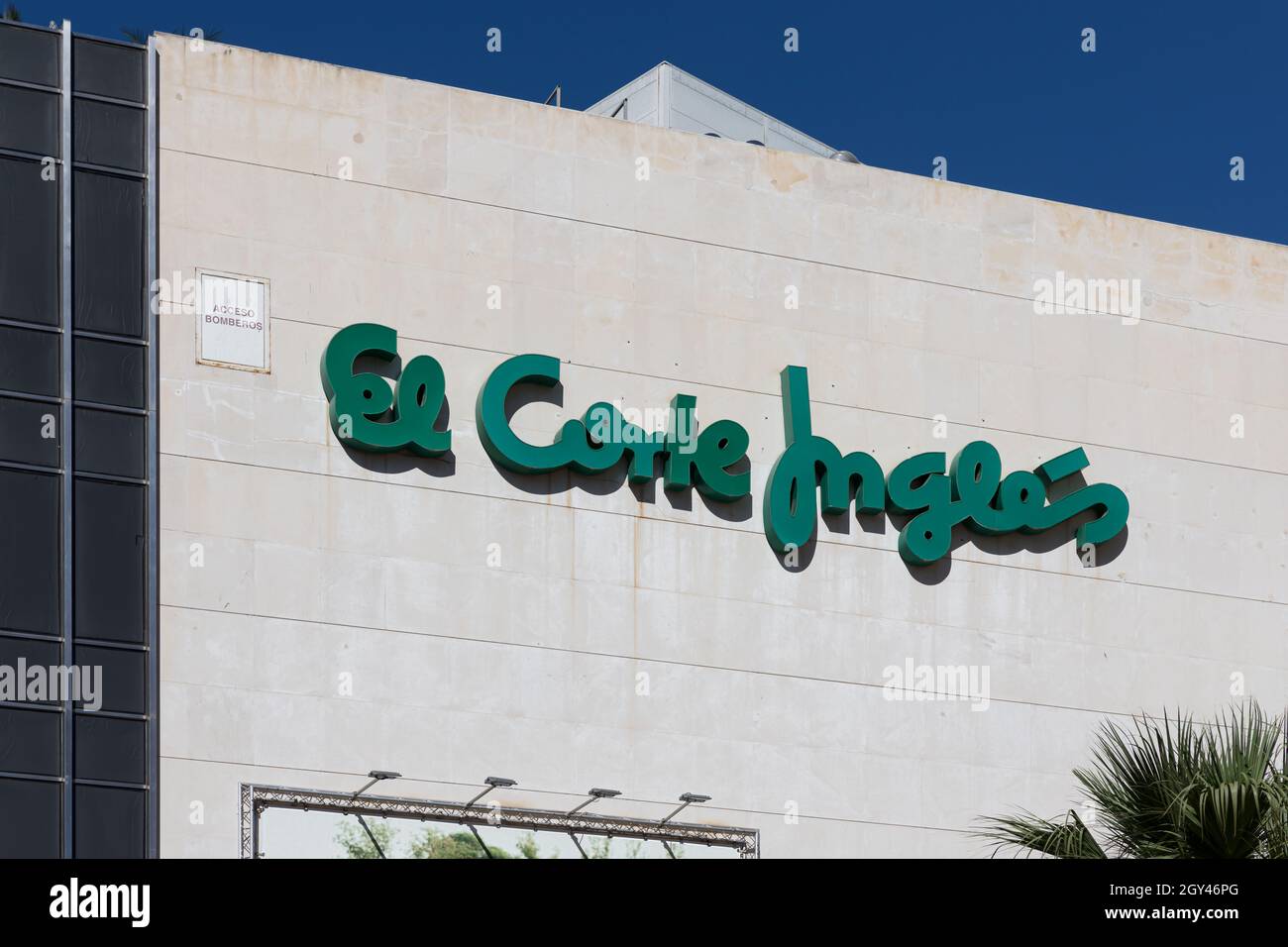 VALENCIA, ESPAGNE - 05 OCTOBRE 2021: El Corte Ingles est une chaîne de grands magasins espagnole.Il s'agit de l'un des plus grands groupes de grands magasins d'Europe Banque D'Images