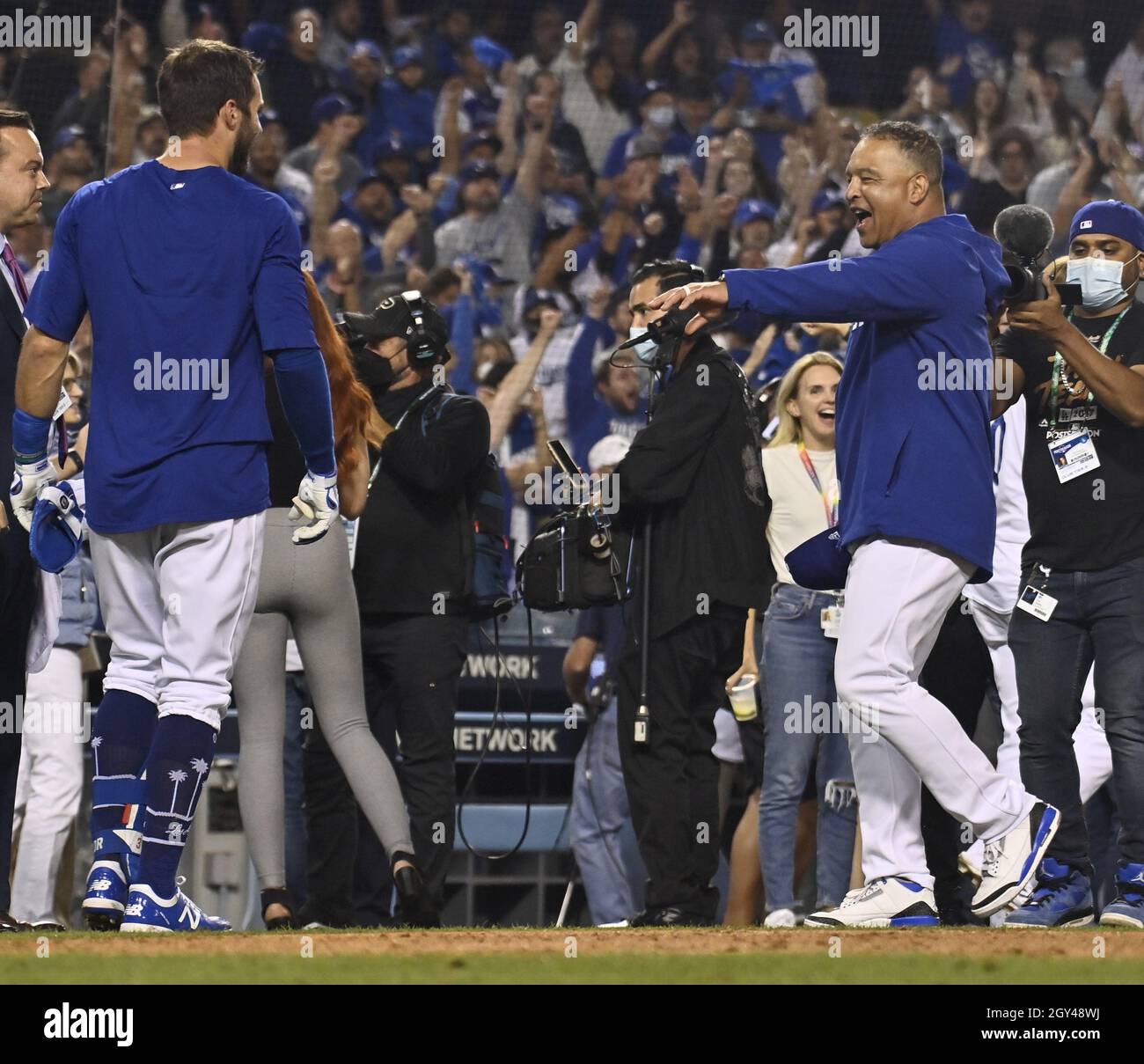 Los Angeles, États-Unis.6 octobre 2021.Dave Roberts, responsable des Dodgers de Los Angeles, se rend au fianteur gauche Chris Taylor (L) pour fêter la victoire de Taylor sur une course à domicile à deux reprises au cours du neuvième repas, dans une ambiance sauvage qui se termine mercredi par les plus fous des matchs de jeu de cartes sauvages contre les St. Louis Cardinals au Dodger Stadium,6 octobre 2021.Les Dodgers ont battu les Cardinals pour rompre une longue cravate de 1-1 avec une victoire de 3-1.Photo de Jim Ruymen/UPI crédit: UPI/Alay Live News Banque D'Images